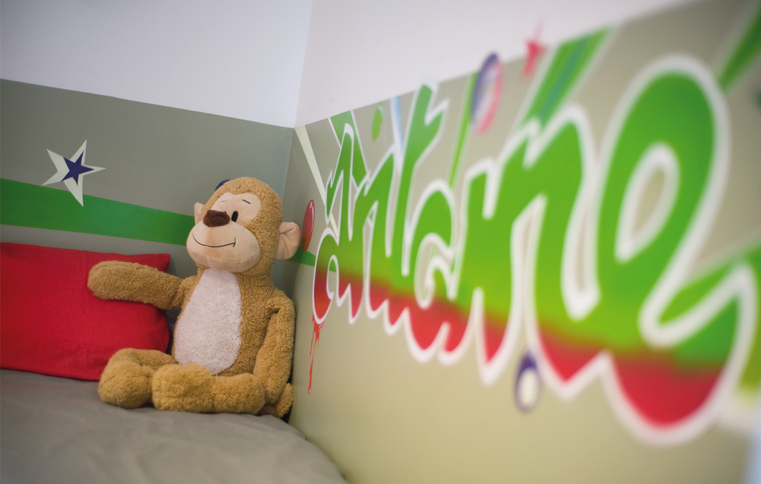 chambre garçon rouge et vert graffiti