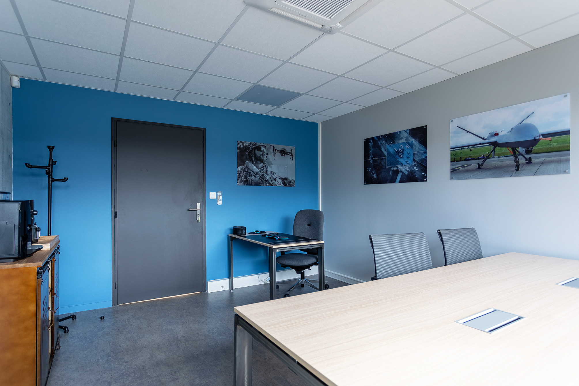 salle-de-reunion-mur-bleu-bois-metal-papier-peint-beton-local-industriel_Realisation-Delphine-Guyart-Design_Photo-Marie-Vaubourgeix