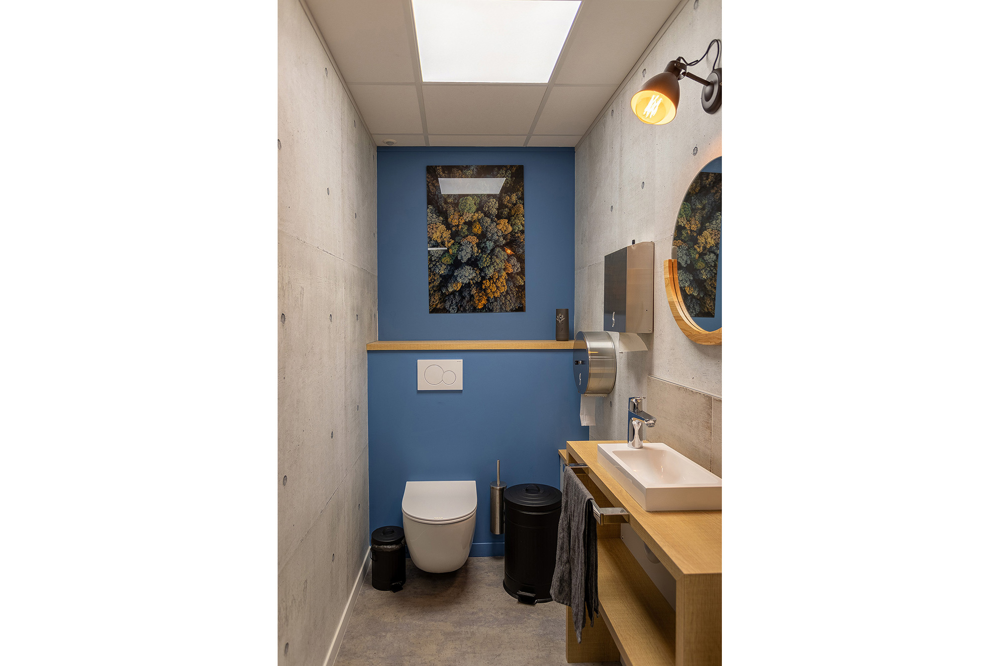 toilettes-papierpeint-beton-style-industriel-local-pro_Realisation-Delphine-Guyart-Design_Photo-Marie-Vaubourgeix