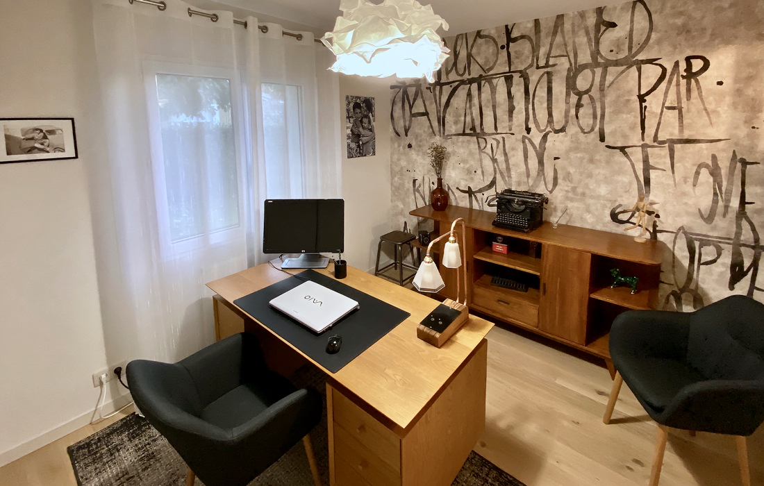 bureau bois avec accessoires en cuir mobilier en bois suspension en papier et papier peint calligraphie