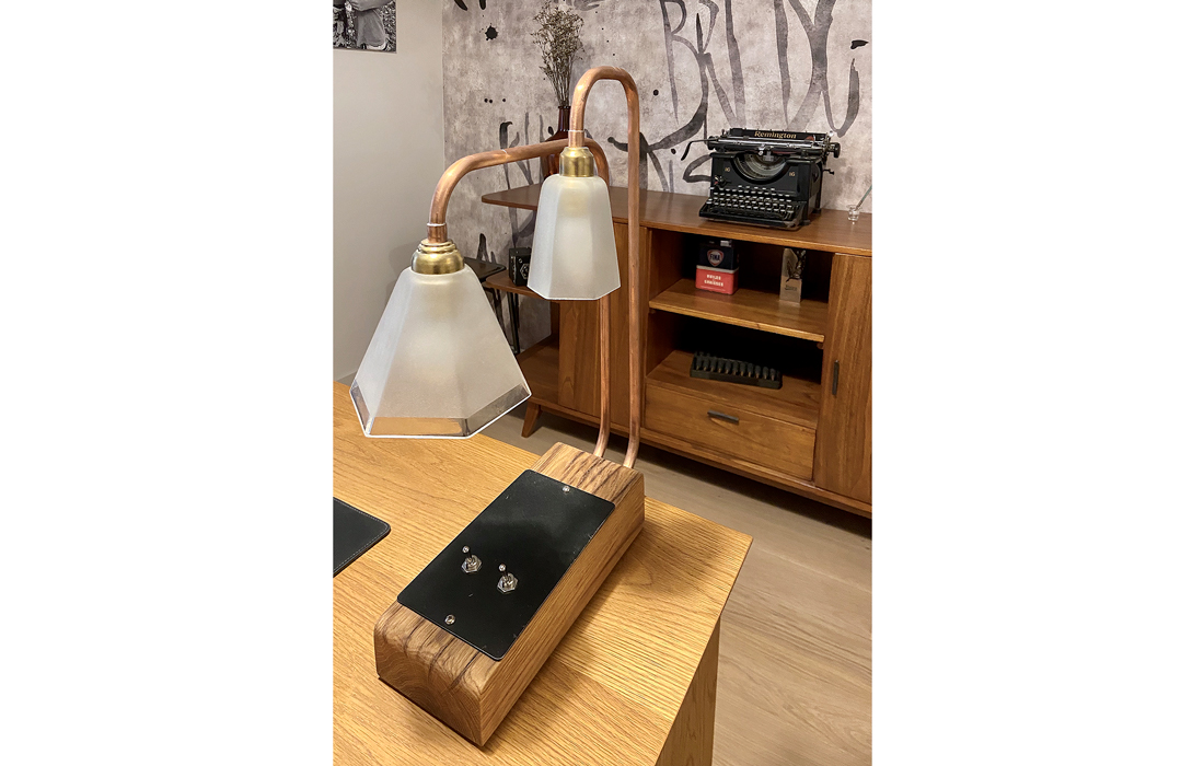 detail de lampe de bureau bois avec accessoires en cuir mobilier en bois suspension en papier et papier peint calligraphie