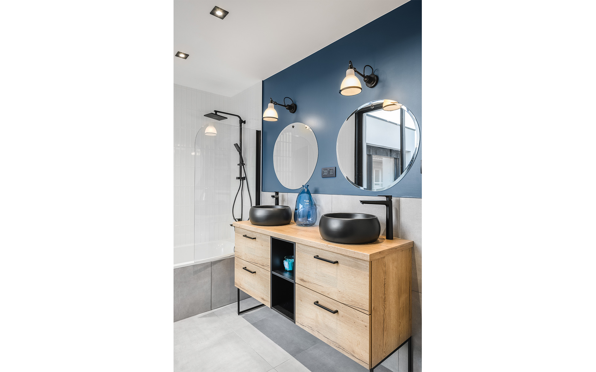 salle-de-bain-bleue-maison-contemporaine-delphineguyart