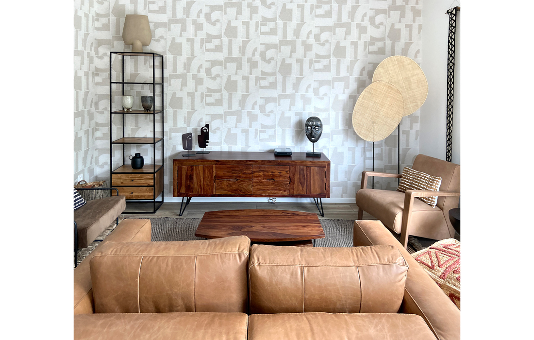 un canape en cuir devant des meubles de salon en bois exotique