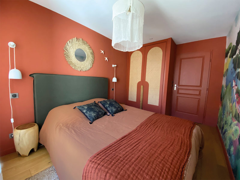 chambre terracotta avec papier peint panoramique et meuble sur mesure