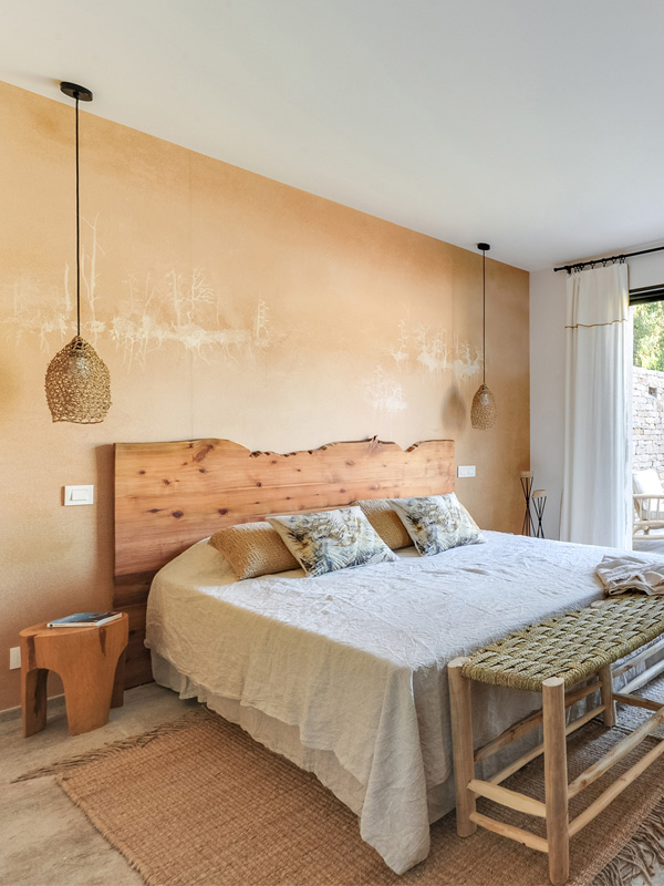 Chambre corse qui met en valeur le bois et les matériaux naturels